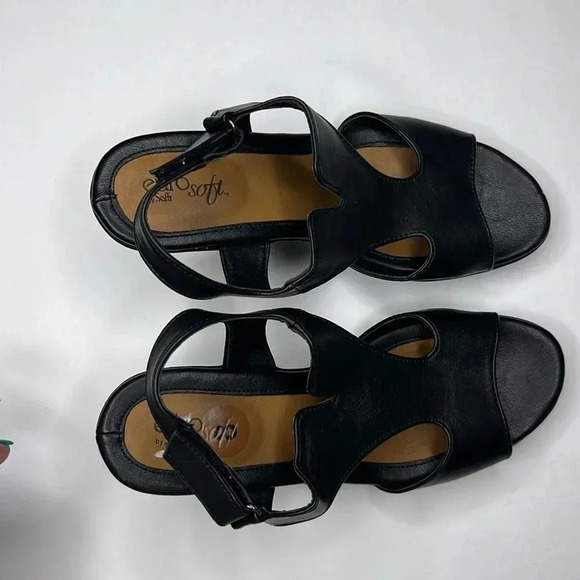 Sofft Eurosoft black sandals size 8 and strappy - Picture 1 of 5